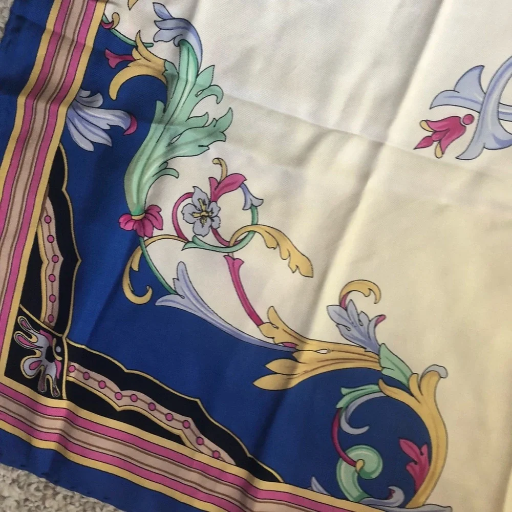 Vintage Authentic Gucci silk scarf - Picture 7 of 16